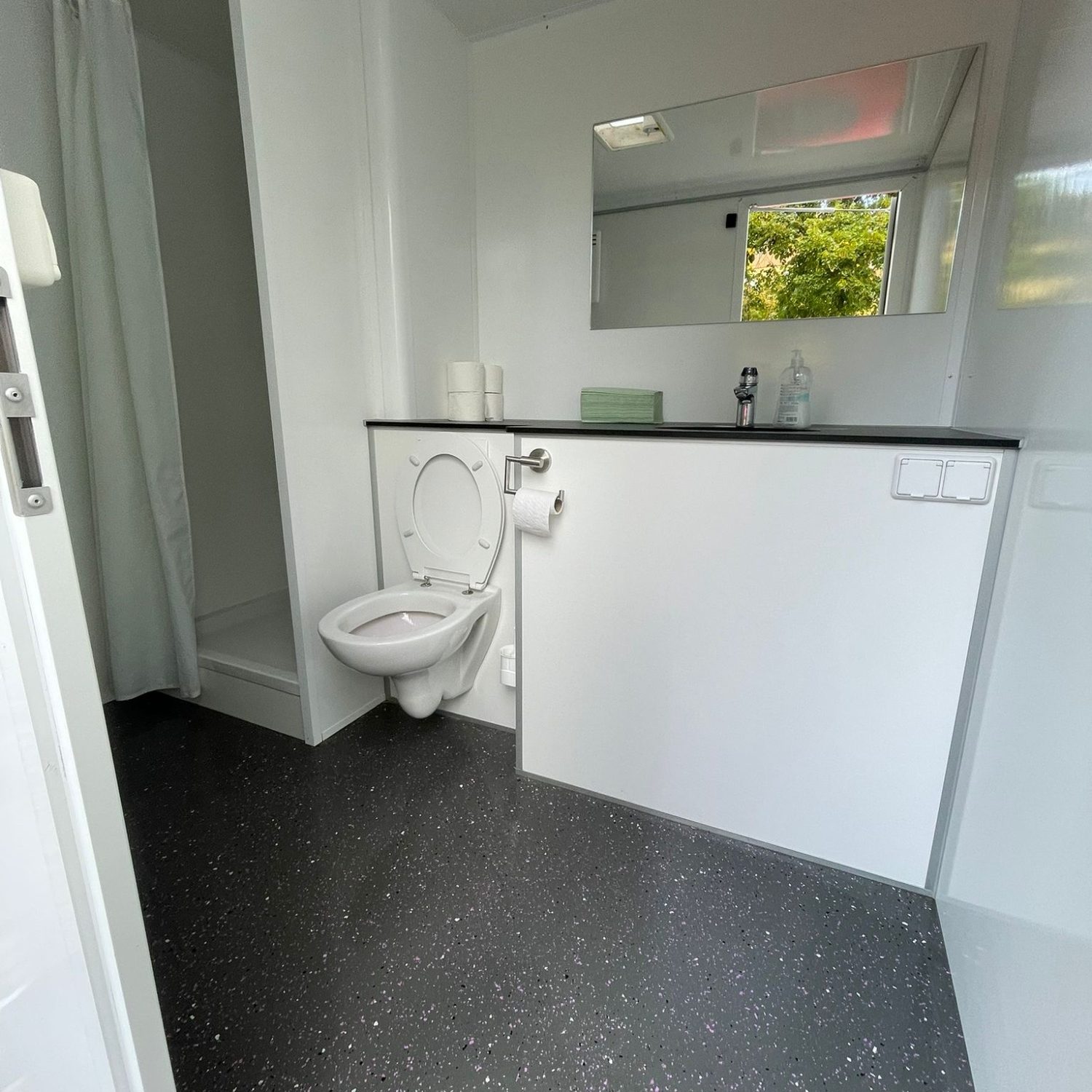 Sauberkeit bis ins Detail – fix und klar schützt den Boden Team von fix und klar beim Abdecken reinigen der Toiletten in Berlin Steglitz