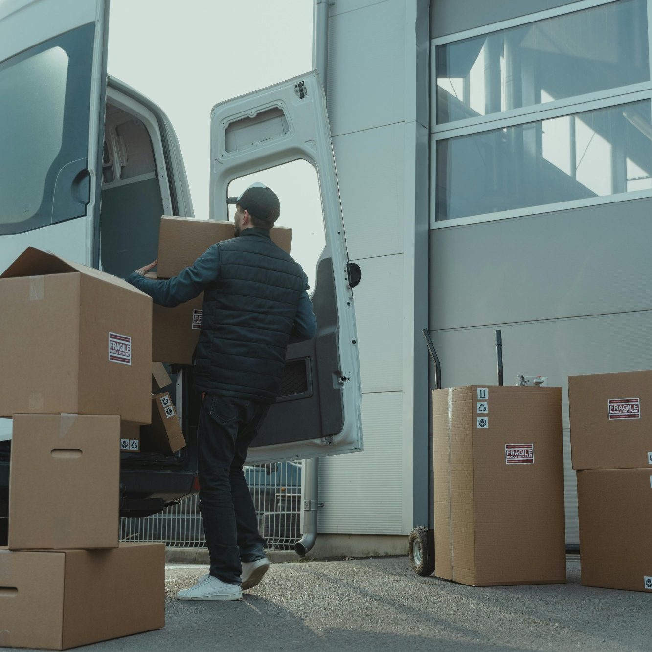 Effizienter Transport mit Fix&Klar Mitarbeiter von Fix&Klar belädt einen LKW für Transportarbeiten in Berlin und Brandenburg