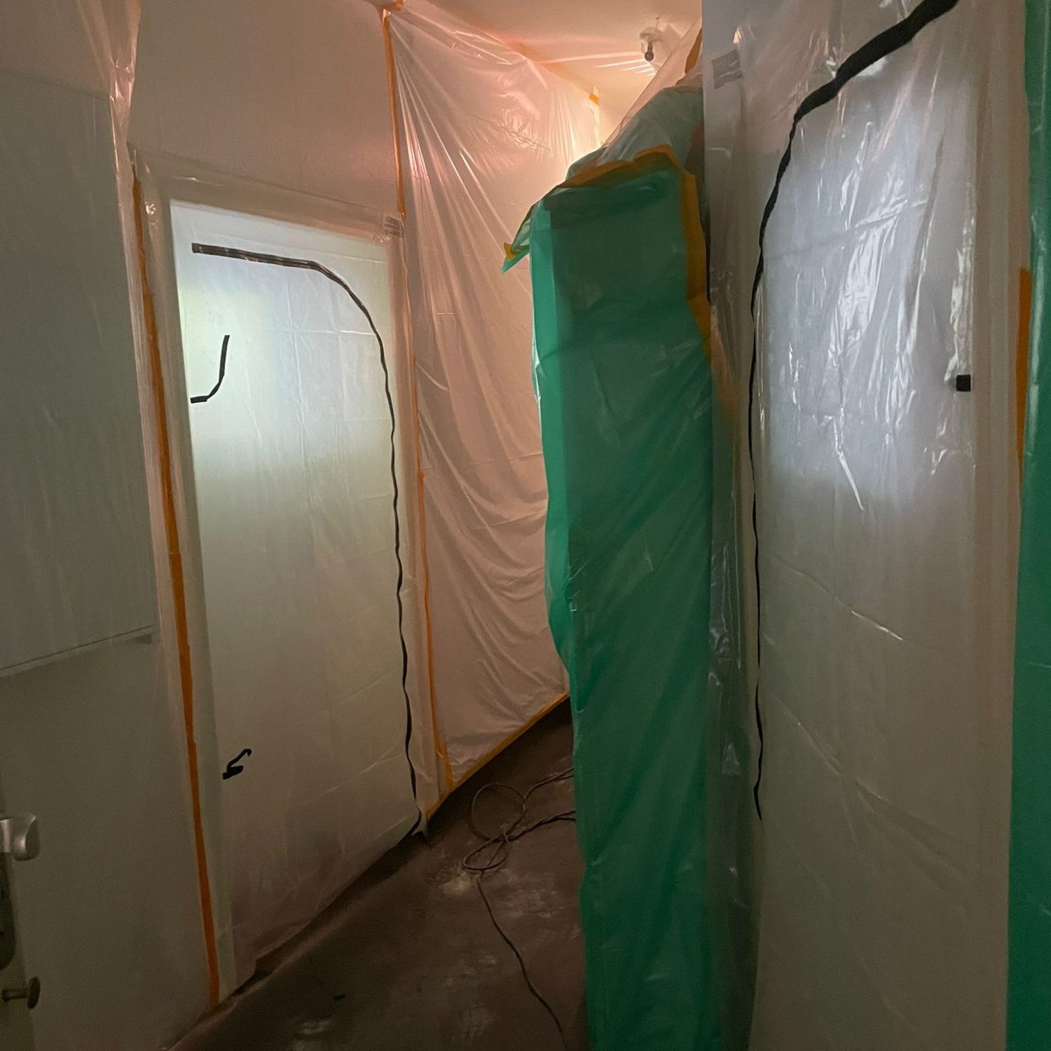 Sauberkeit und Schutz bei Renovierungen und Bauarbeiten Bodenschutz und Staubschutztüren von fix und klar bei Renovierungsarbeiten in Berlin Zehlendorf